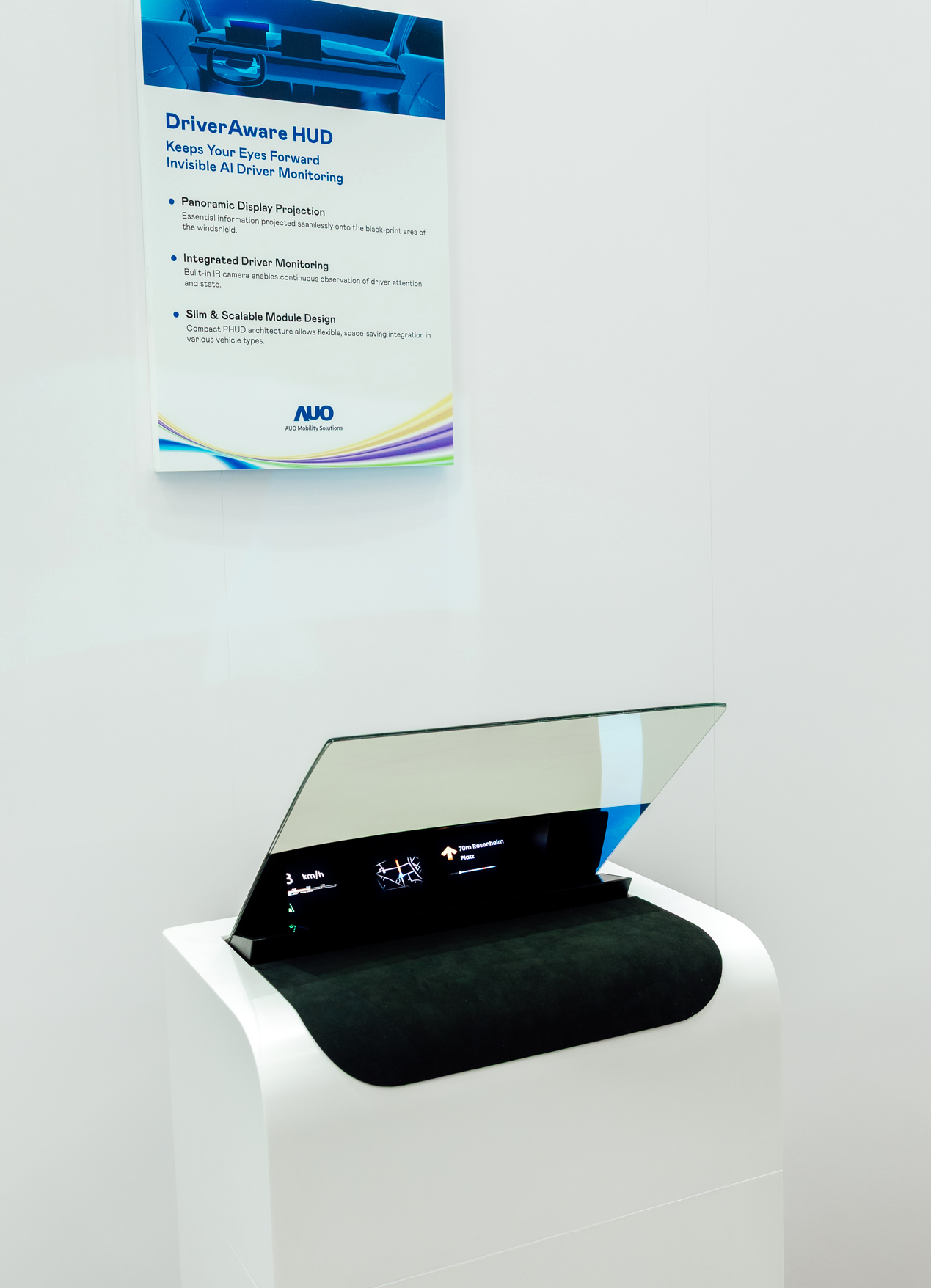 DriverAware HUD结合抬头显示器与隐藏式红外线摄影机，将车速、导航及警示讯息投影于挡风玻璃上，完美对齐驾驶目不离路的视线，同时，透过AI 监控驾驶注意力以提升安全性。